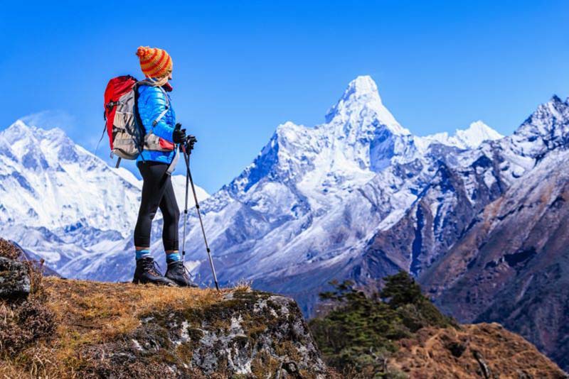 Một nữ du khách đang nhìn ra phía đỉnh Ama Dablam tại vườn quốc gia Mount Everest, Nepal. Ảnh: Wired for adventure